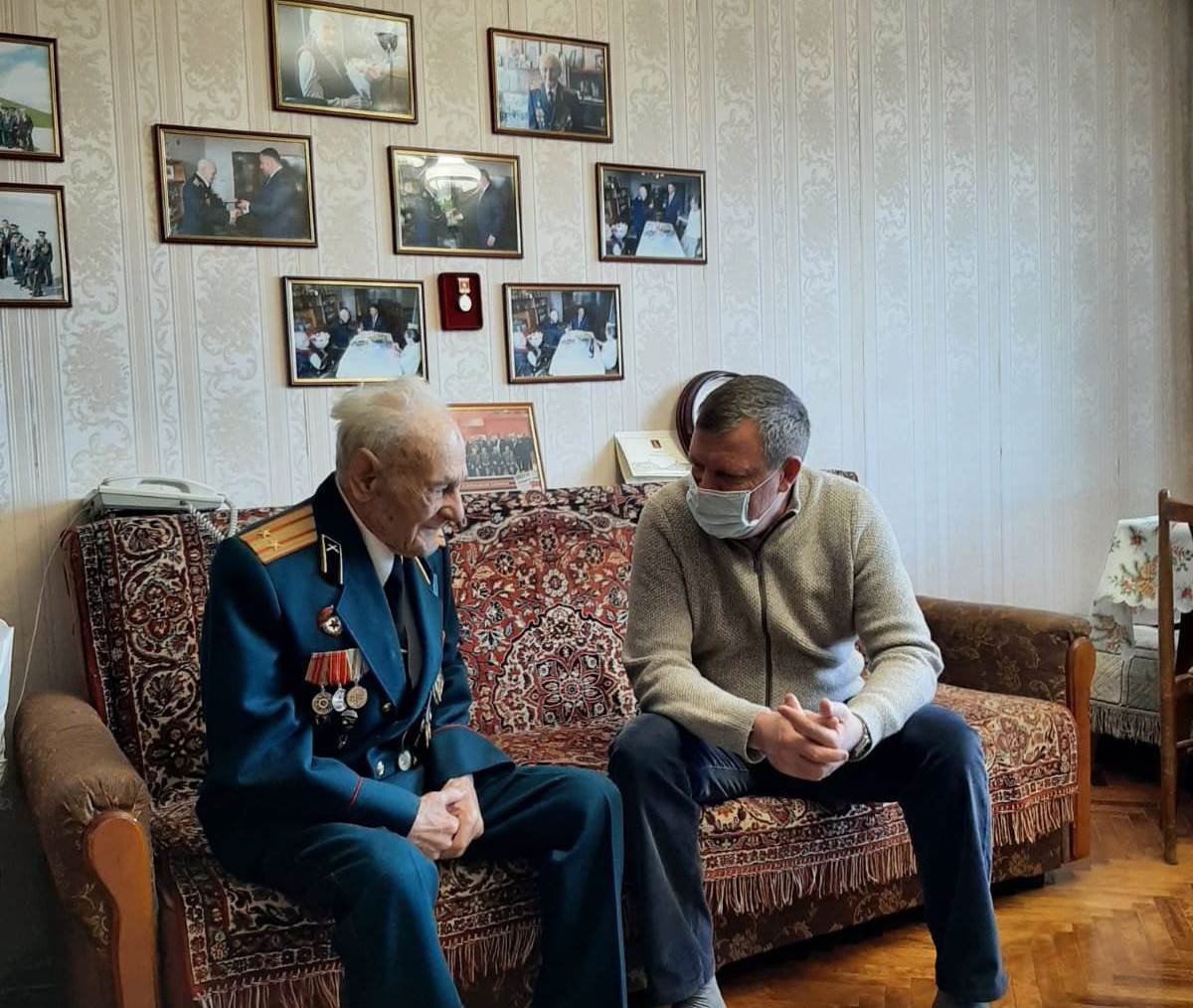 В Тверской области депутаты поздравили ветеранов с наступающими праздниками