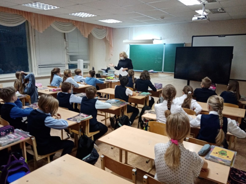 В гимназии Удомли автоинспекторы рассказали детям о безопасном поведении на дорогах зимой