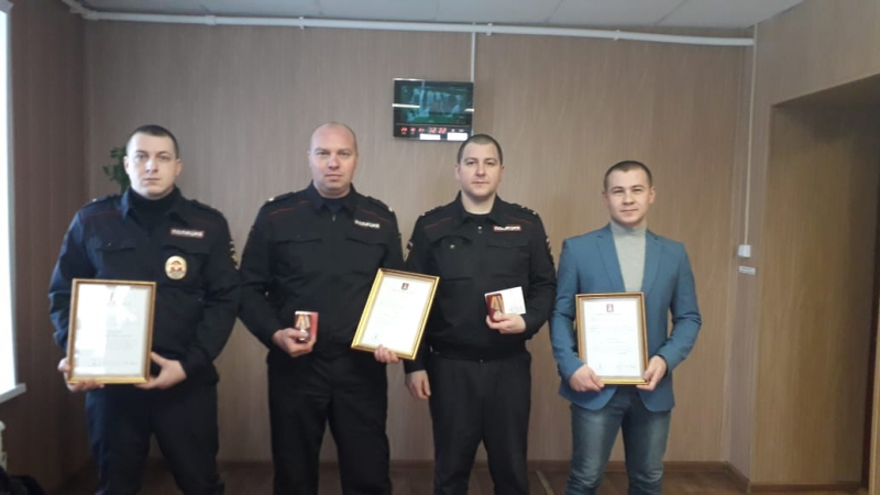 В Тверской области наградили полицейских, помогавших жителям обрушенного дома