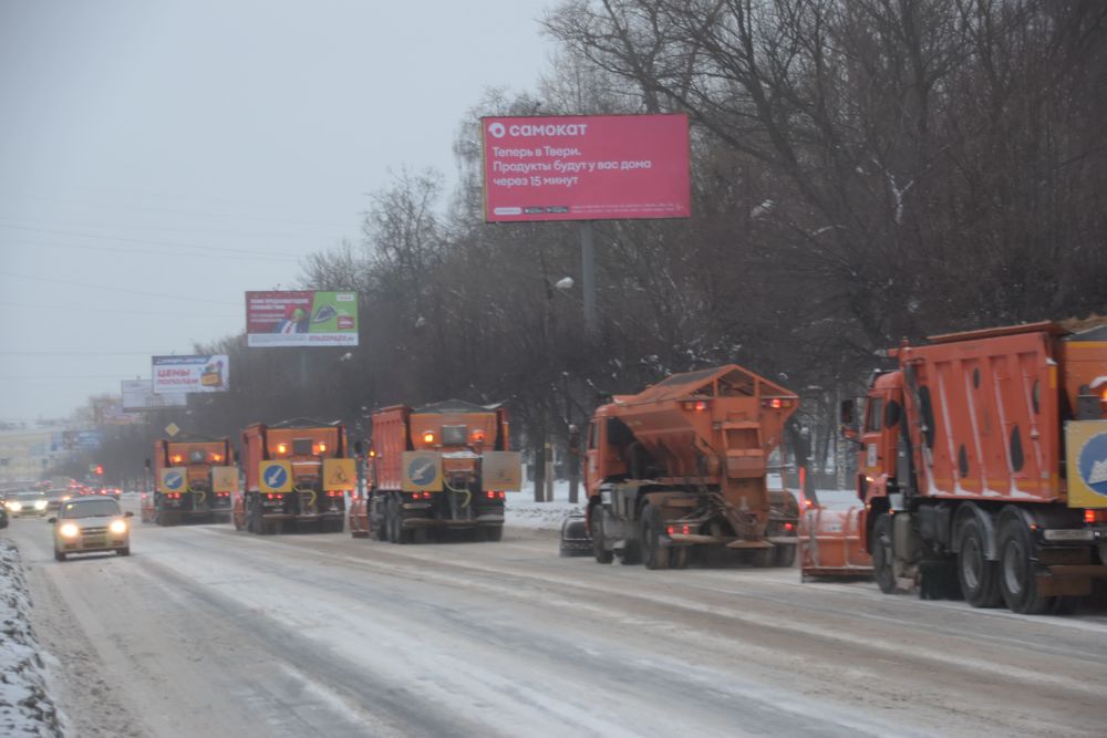 Дороги в Твери чистят от снега круглосуточно