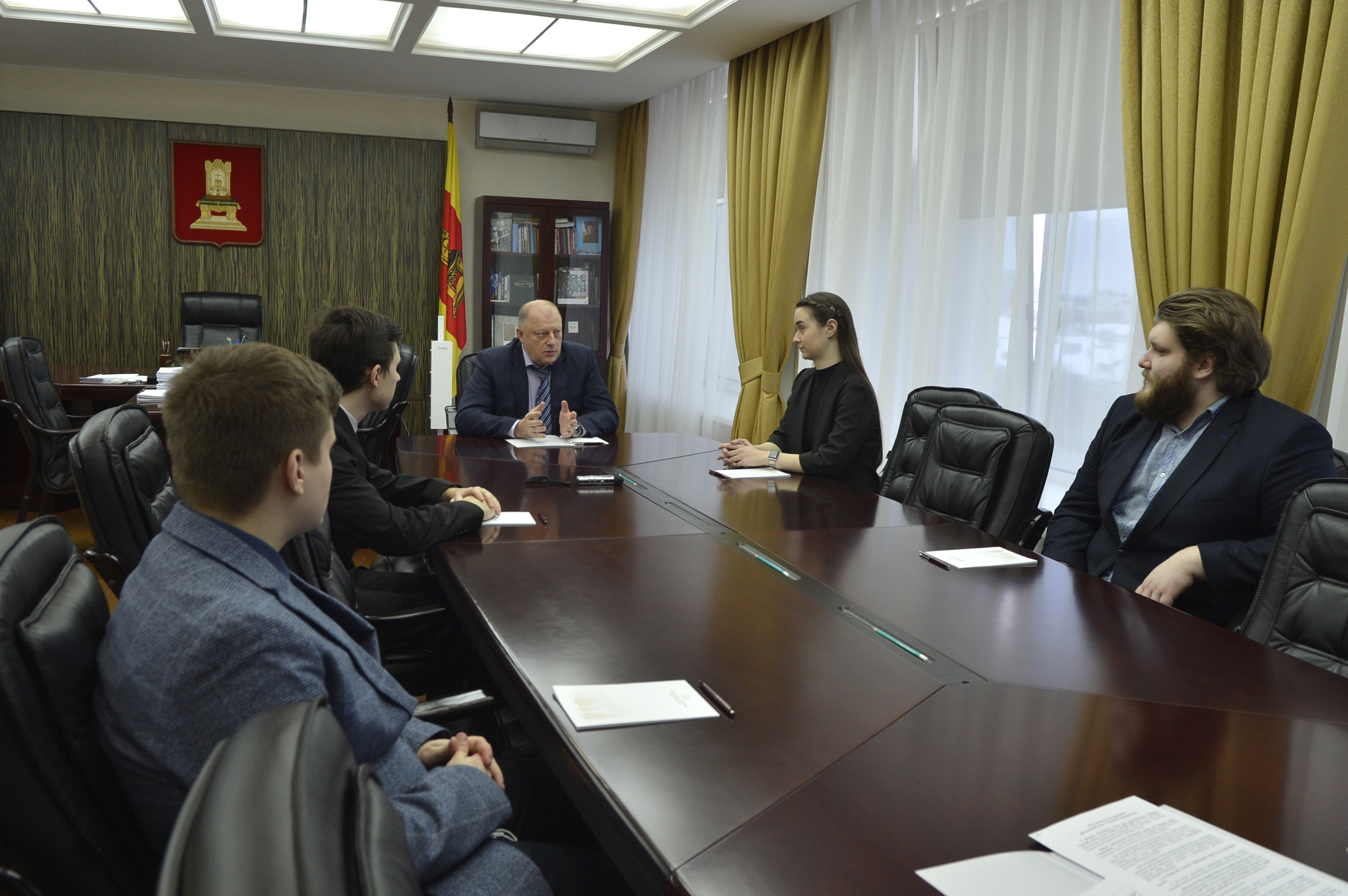Руководство областного парламента провело встречу со студентами - членами Молодежной палаты