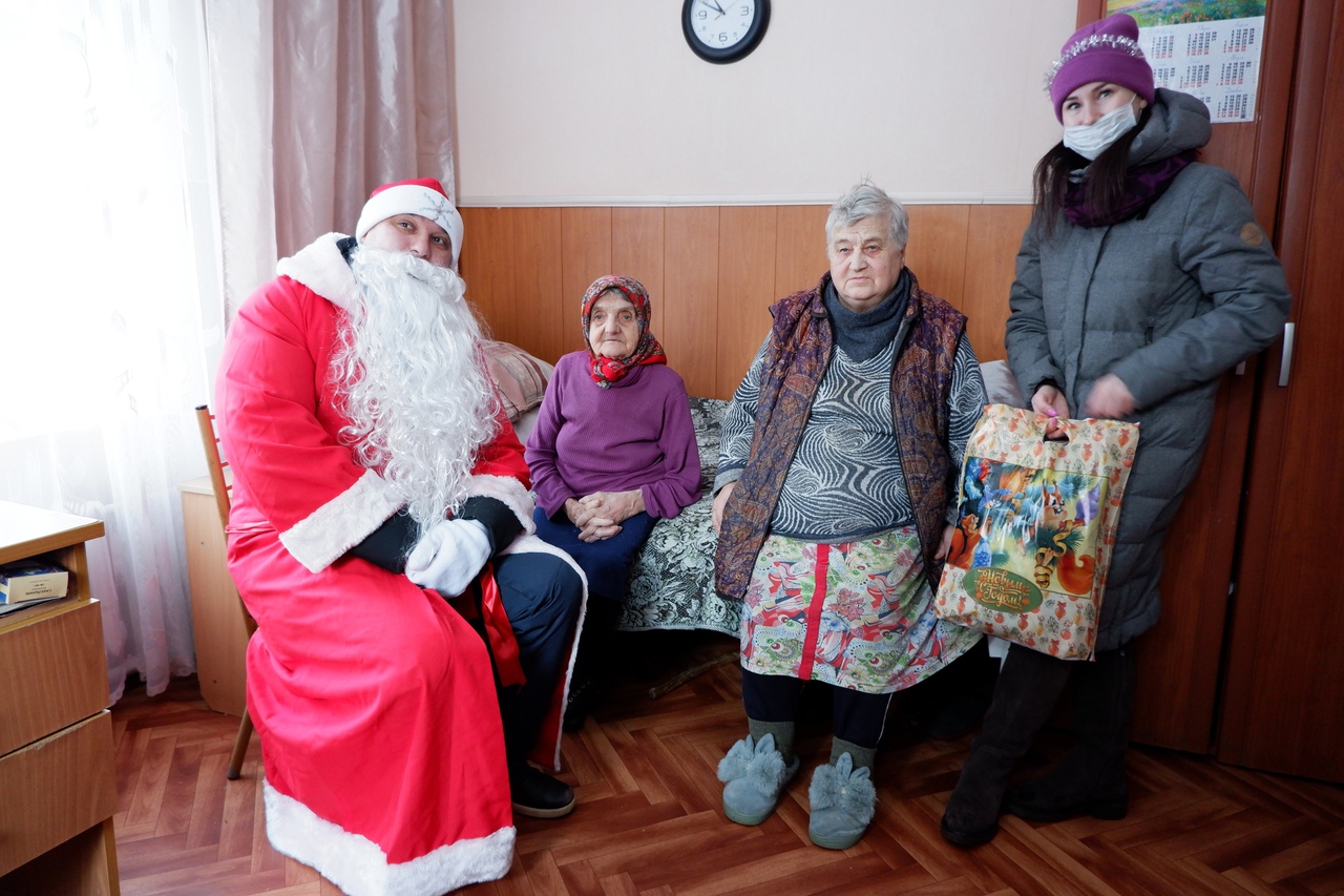 Праздник с доставкой: Дед Мороз навестил одиноких пенсионеров