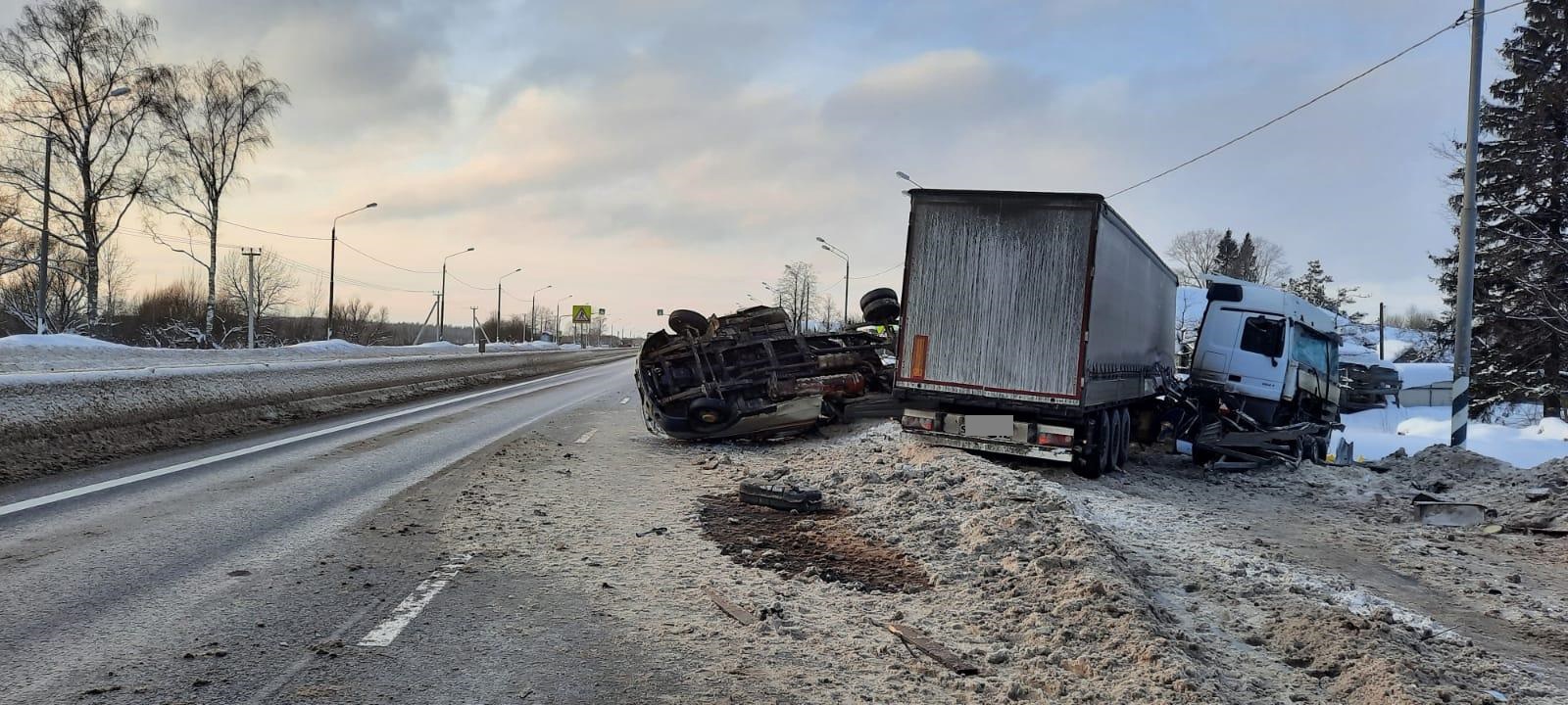 В Тверской области пьяный дальнобойщик снес на трассе фургон дорожной службы