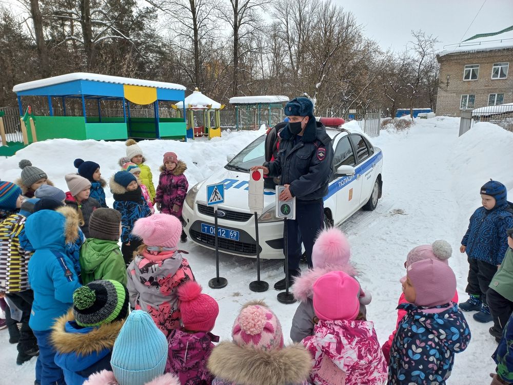 Малышам в Твери напомнили о безопасном поведении на дорогах