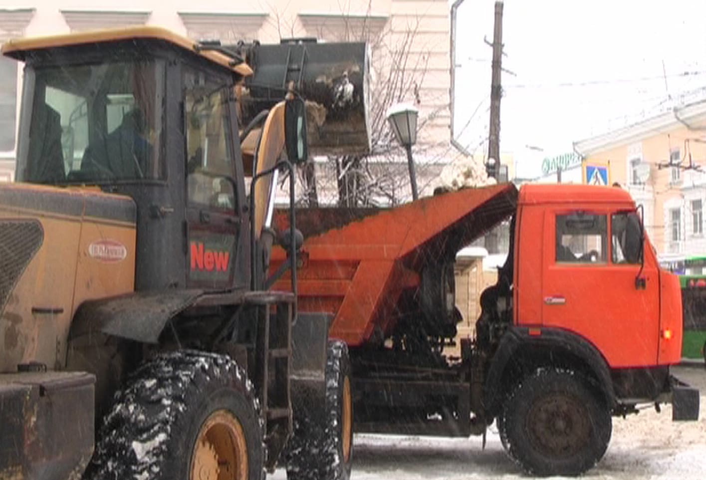 Ежедневно 40 единиц техники расчищают снег на улицах Твери