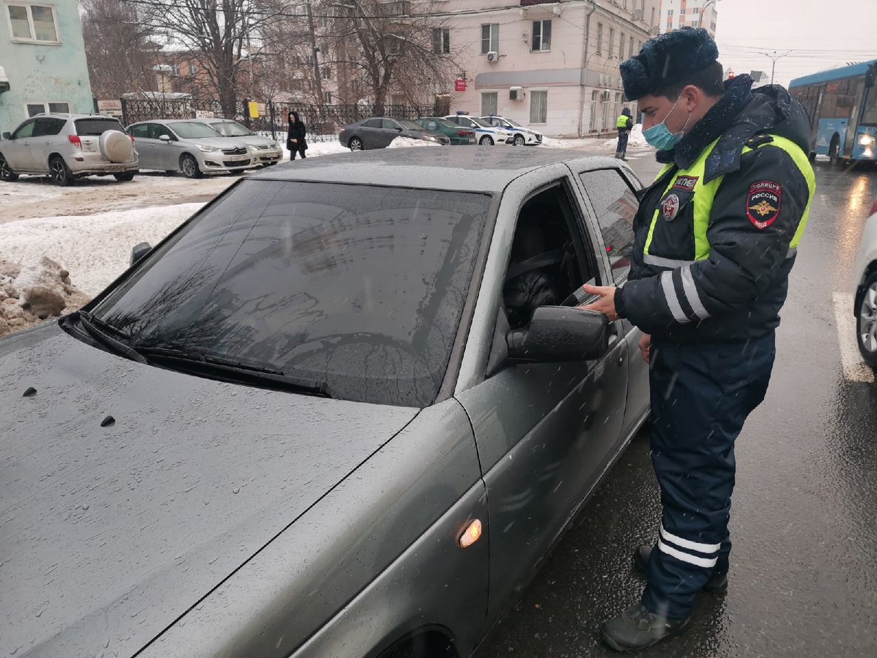 В Твери сотрудники ГИБДД остановили 9 автомобилей с тонированными стёклами
