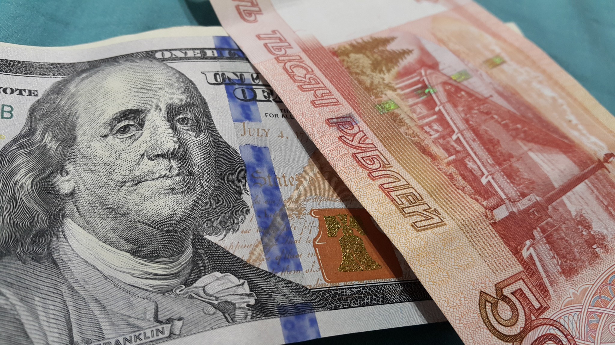 Доллары в рубли март 2024. Рубль против доллара. Доллары в рубли. Иностранная валюта. Рубль vs доллар.