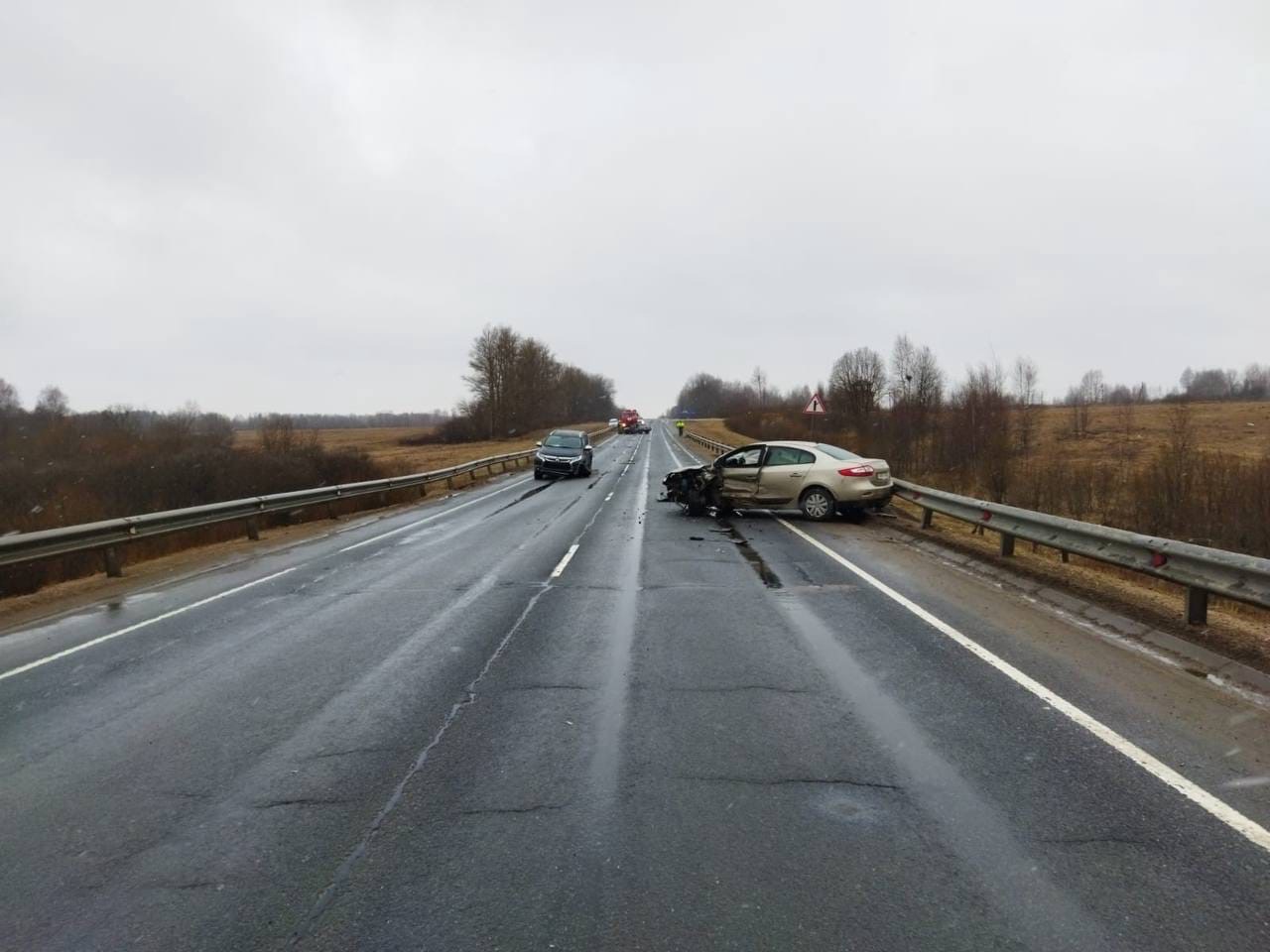16 апреля 17 года. Ржев трасса м9. Авария на трассе Балтия в Ржевском районе. Автомобиль на дороге.