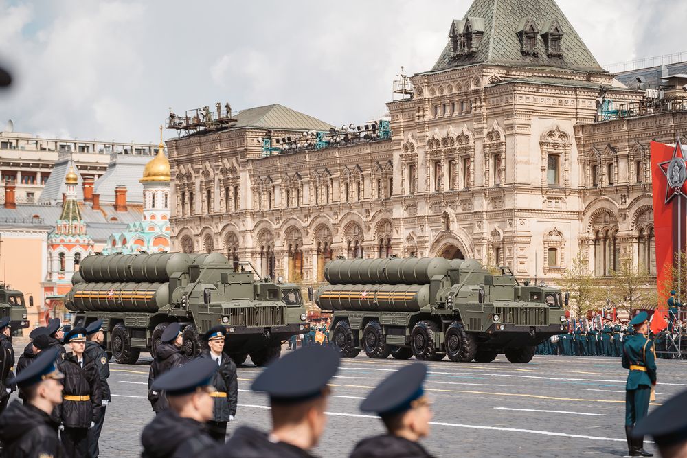 Кто принимал парад в москве