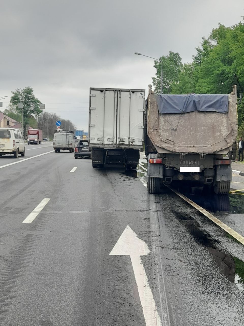 Тверь грузовик. Большегрузы на дорогах. Фура на дороге. Авария на трассе м10 в Тверской области вчера.