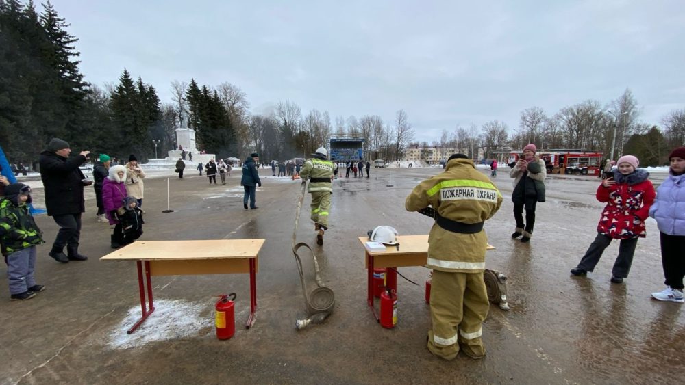 rzhevskie-spasateli-poznakomili-shkolnikov-c-rabotoy-chrezvychaynogo-vedomstva