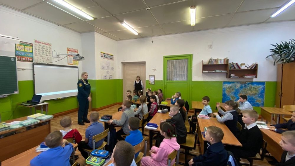 rzhevskie spasateli poznakomili shkolnikov c rabotoy chrezvychaynogo vedomstva 1707060923705881859  2000x2000