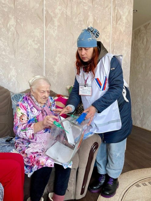 Близость поколений: жительницы Тверской области отметили 18 и 100 лет на выборах