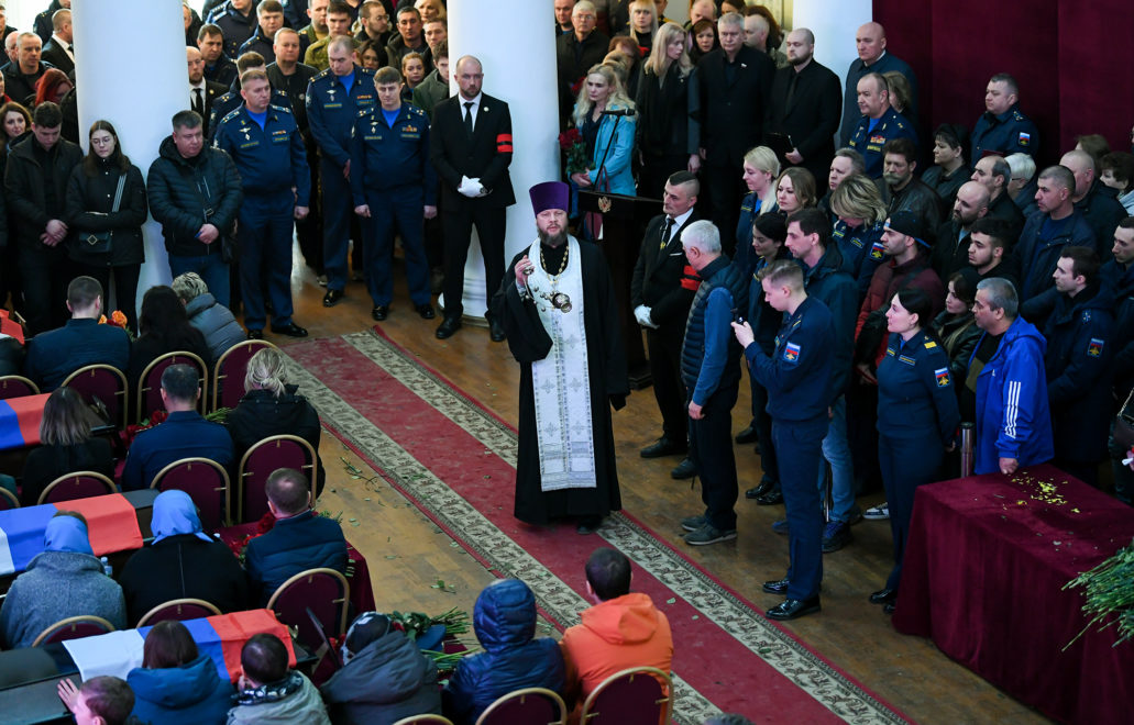 прощание с летчиками, химволокно