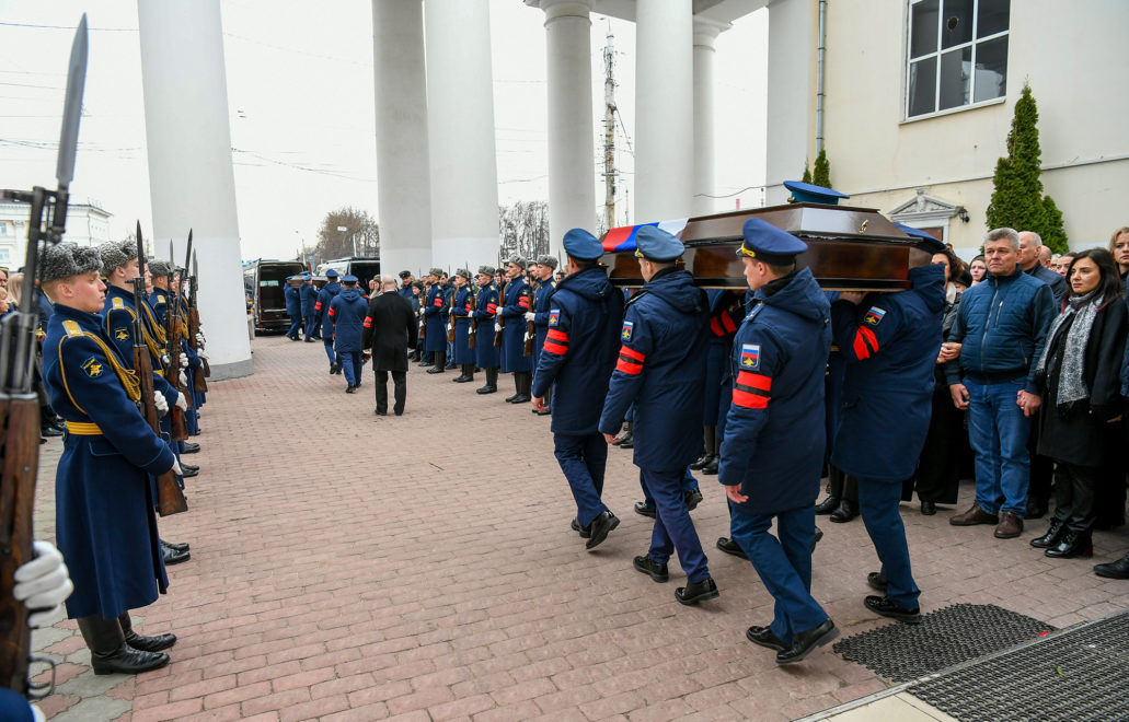 прощание с летчиками, химволокно