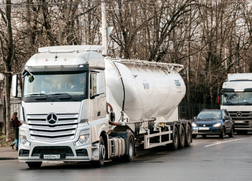 Грузовик на дороге