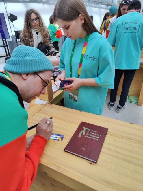 photo 5411323386535204216 y