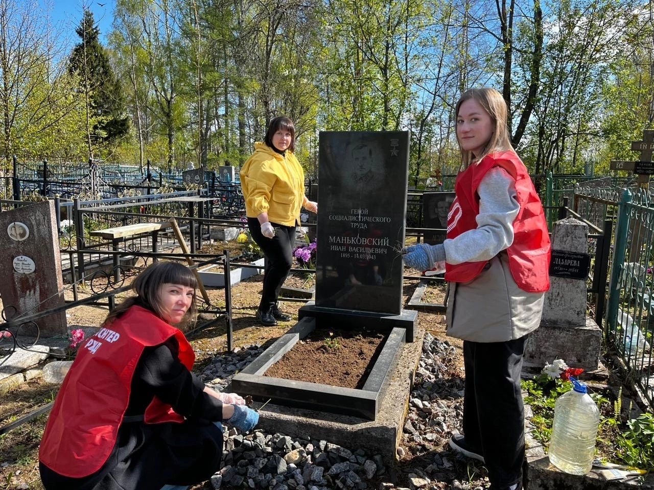 бологовский округ, уборка могилы