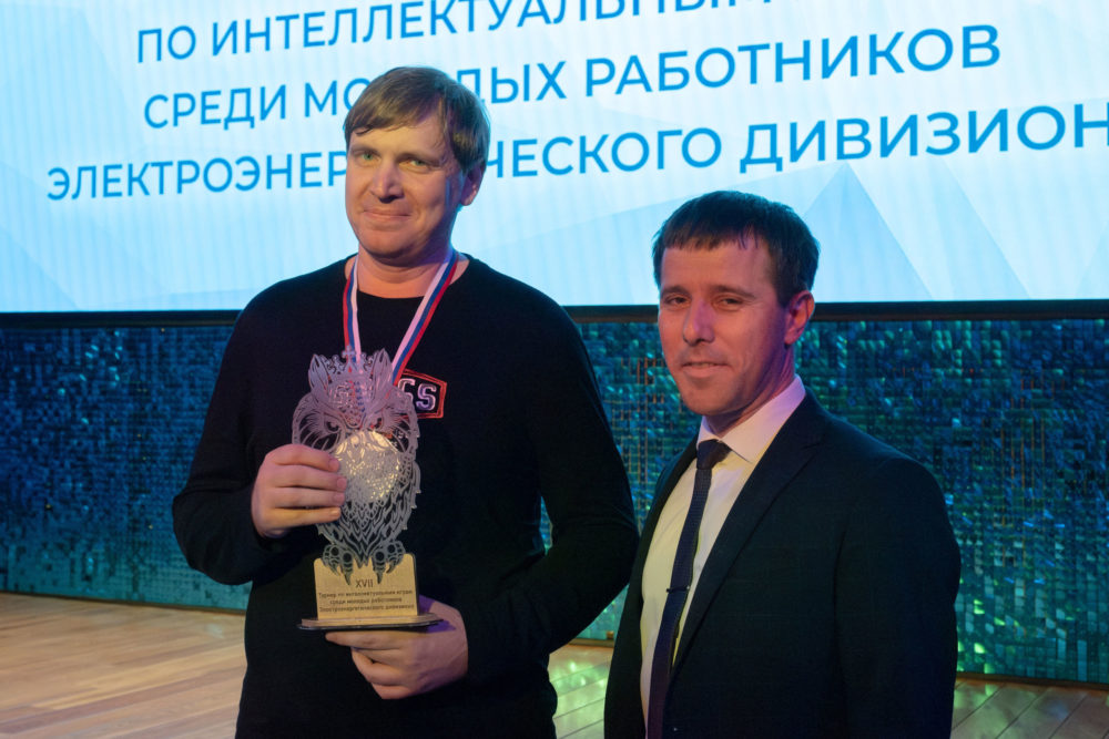 Слева победитель в номинации Лучший игрок в брейн ринг Илья Церникель, команда Петрович, центральный аппарат