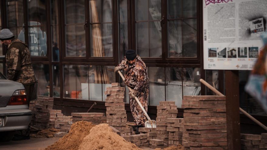 СМИРНОВ МИГРАНТЫ КОПАТЬ ПЕСОК БЛАГОУСТРОЙСТВО