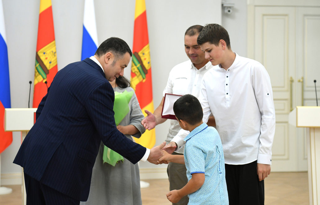 Многодетных родителей Верхневолжья отметили государственными и региональными наградами