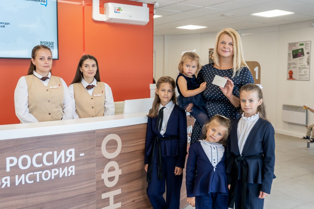 Алена Кочнева с детьми. Фото Андрея Зубова.