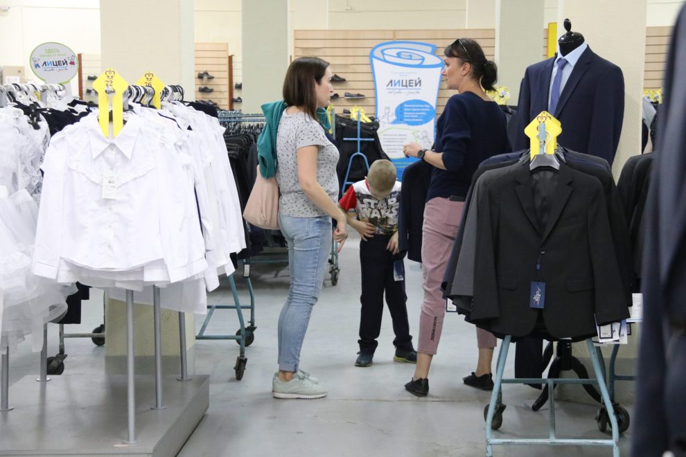 В магазинах и на ярмарках большой выбор одежды для школьников. Белякова Кристина (14)