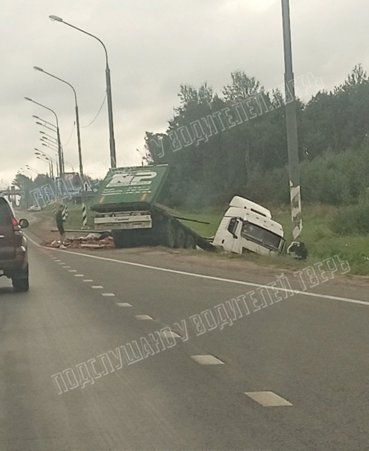 большегруз в кювете