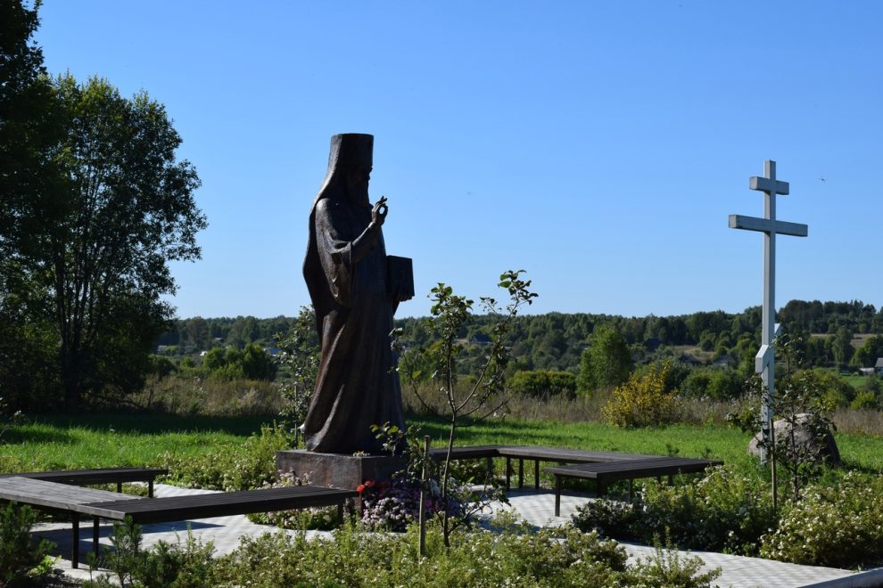 До памятника Святому Николаю Японскому в Березе ведет хорошая дорога   Фото Администрация Оленинского МО