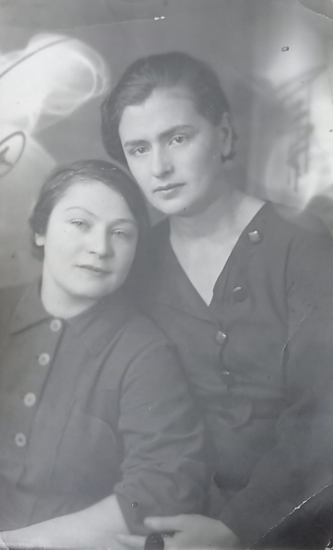 1939 Рахель Абарбанель на фото справа