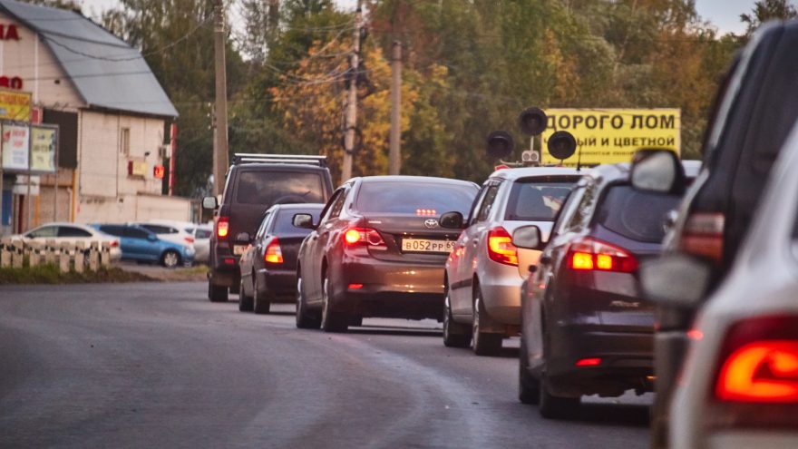 автомобили на дороге