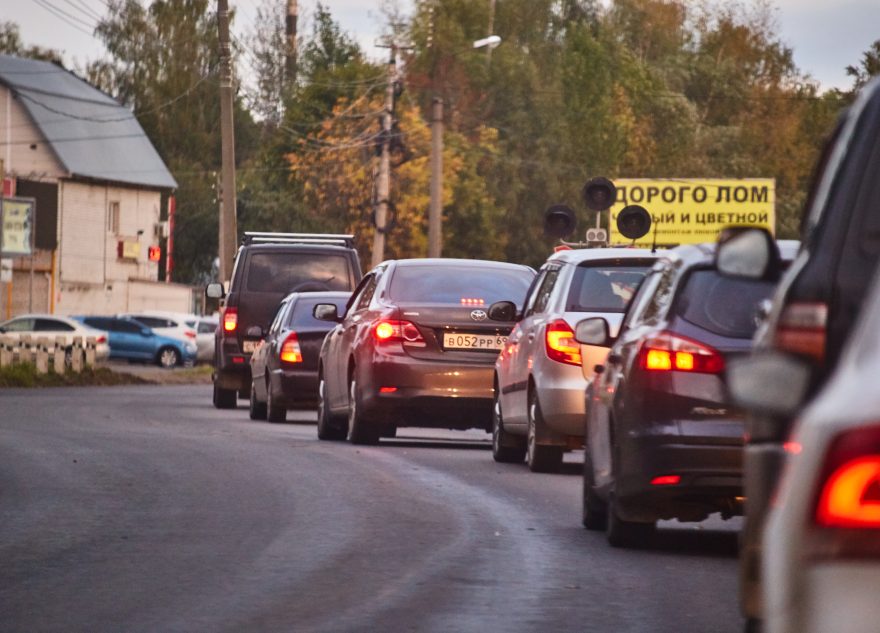 автомобили на дороге
