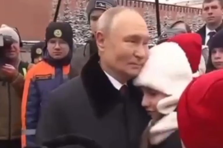 Путин обнял дочь Героя России Василия Клещенко из Тверской области