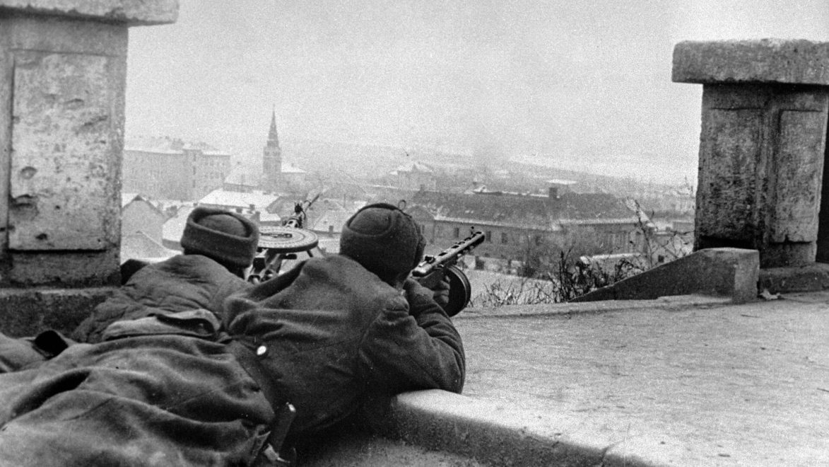 Архивное фото: Бойцы стрелковой части ведут бой на улицах Будапешта,11 февраля 1945/РИА Новости