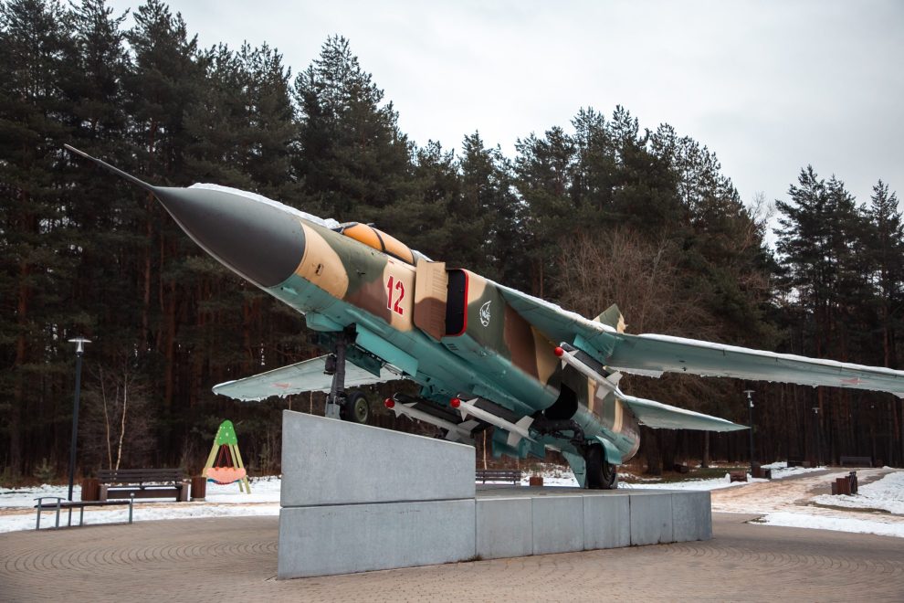 Самолет, истрибитель, памятник