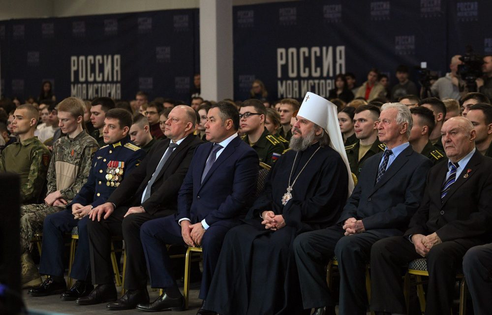 много людей на форуме молодежи