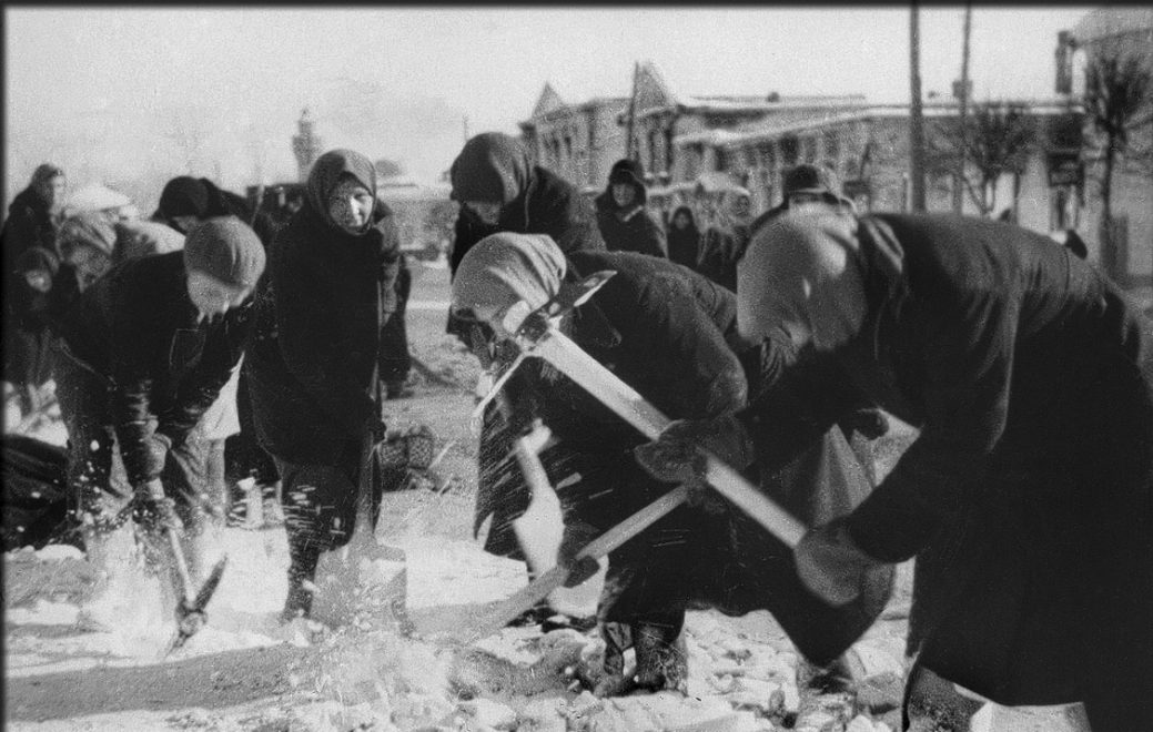 Расчистка трамвайных путей у бани № 1/Фото:  Тверской центр документации новейшей истории