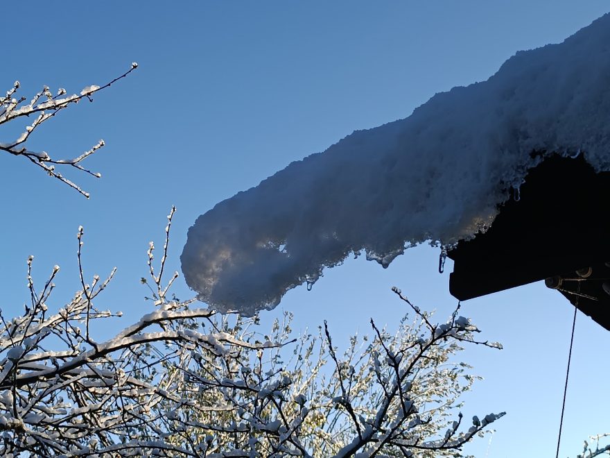 Снег на крыше