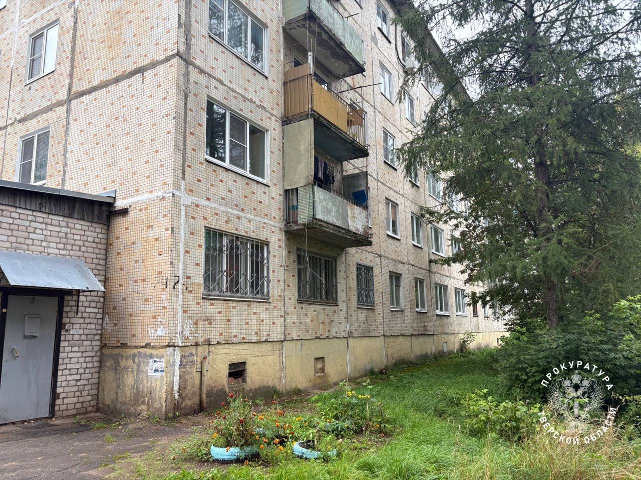 Ребенок выпал из окна дома в Вышнем Волочке