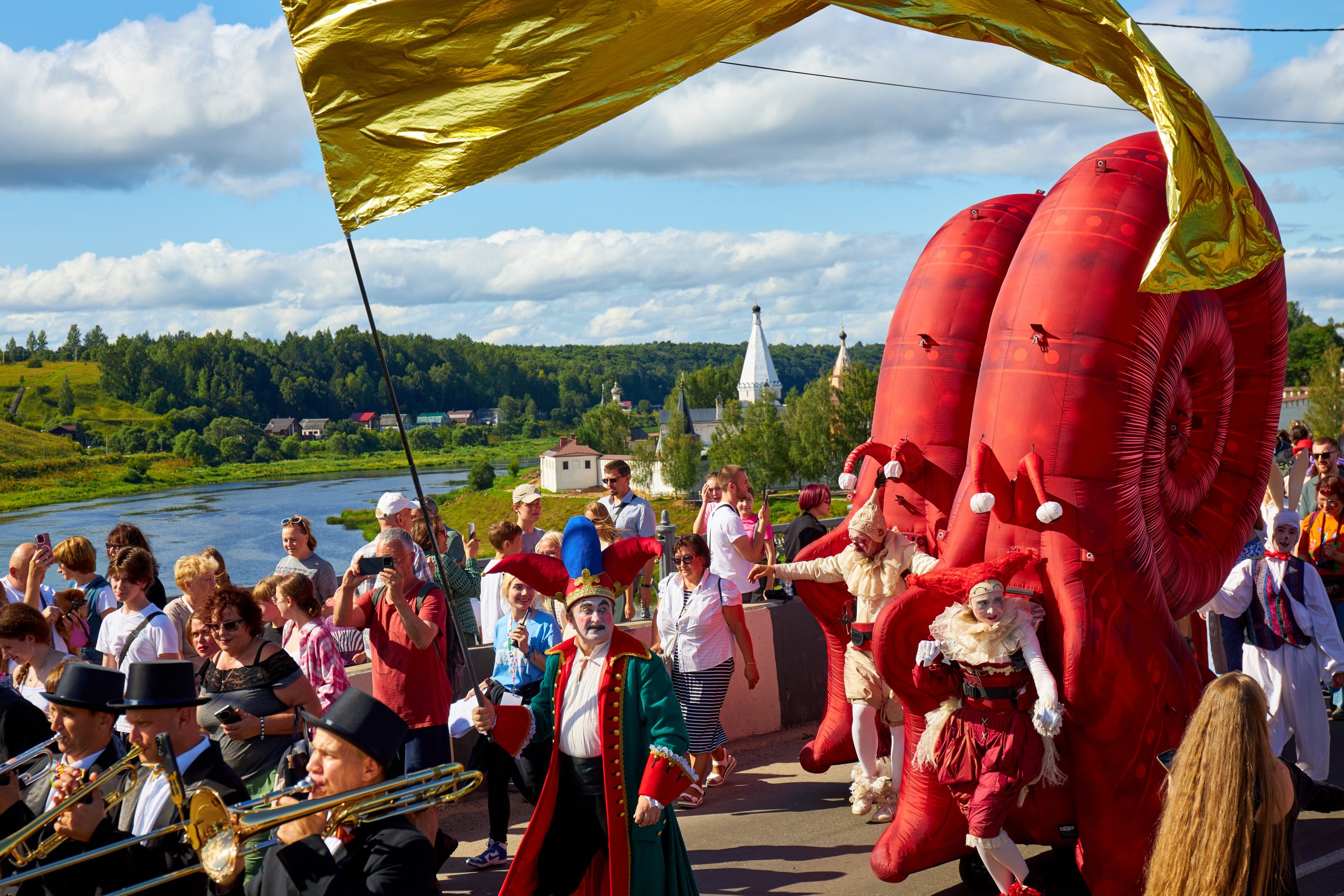 Фестиваль начался кавалькадой   клоунским шествием через мост над Волгой. Фото   пресс служба  Карандаш феста 