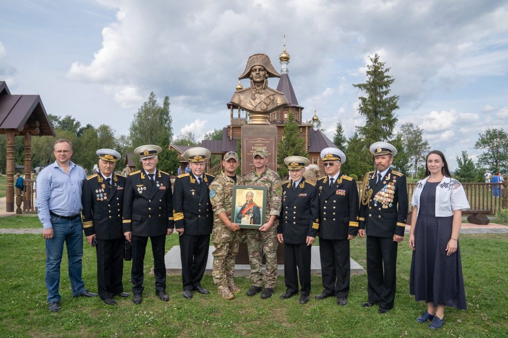 памятников Ушакову