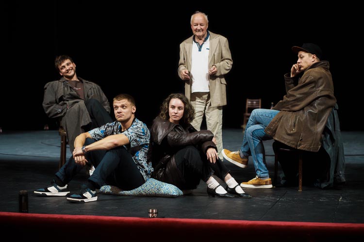 Сцена из спектакля «Старший сын». Фото: Олег Метлин/Тверской академический театр драмы