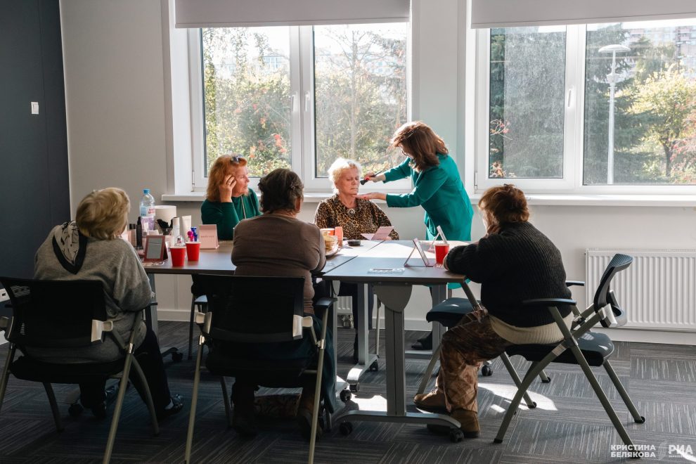 пенсионер, бабушка, макияж