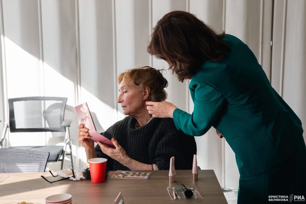 пенсионер, бабушка, макияж