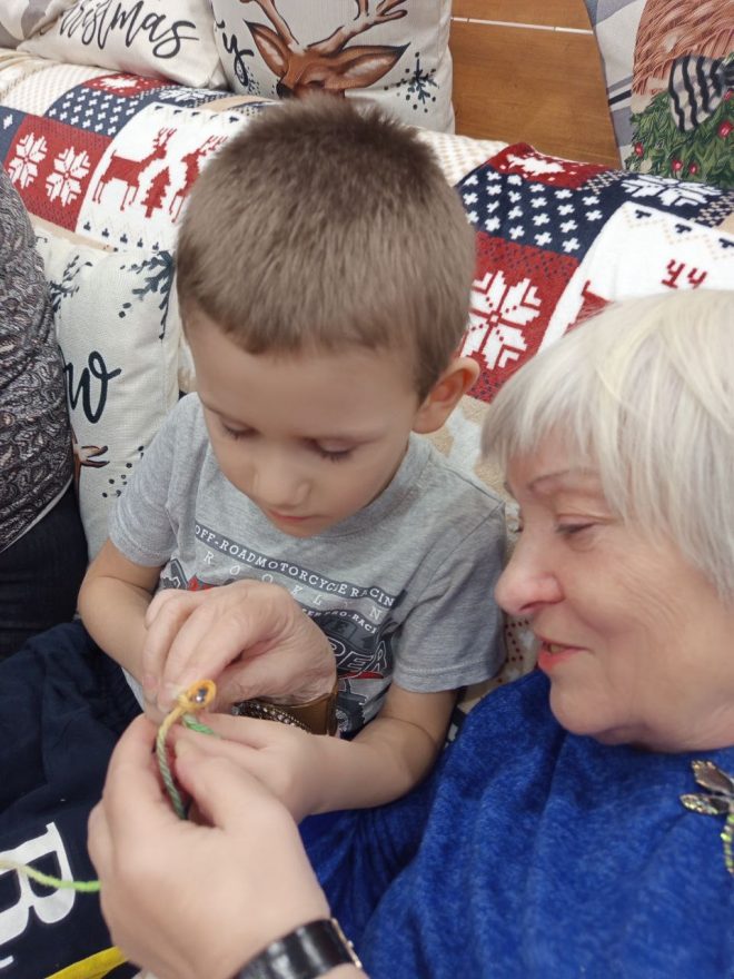 Одна из фей, 76 летняя Татьяна делится опытом с юным волшебгником Михаилом Фото из архива Елены Тарасевич