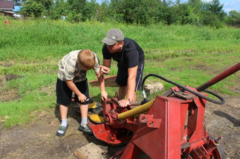 10 летний Егор   главный папин помощник   Фото из архива семьи Афанасовых