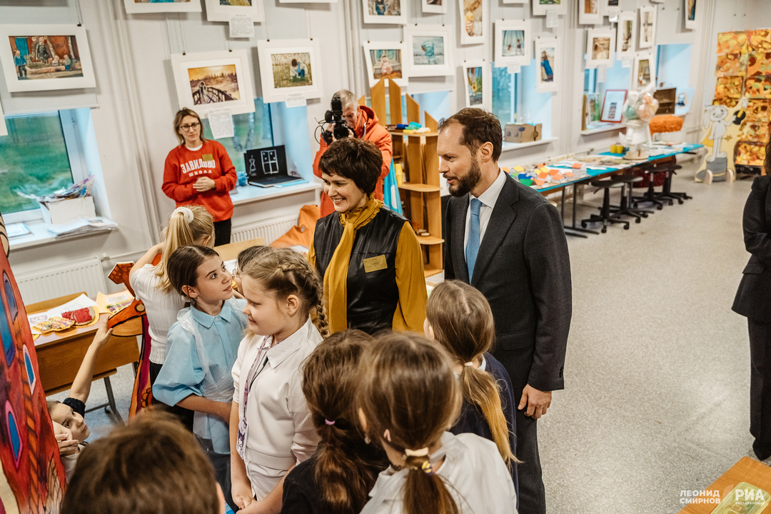 Виталий Королёв посетил новую школу в деревне Мокшино Конаковского округа. Фото: Леонид Смирнов / РИА Верхневолжье