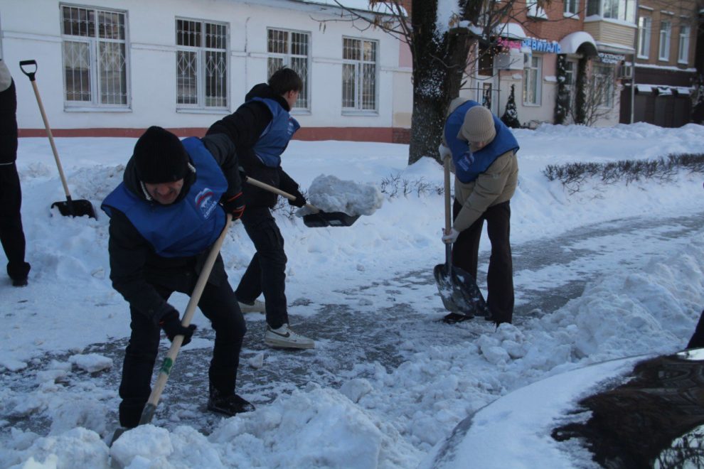 уборка снега у роддома, ЕдРо (1)
