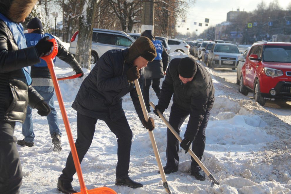уборка снега у роддома, ЕдРо (2)