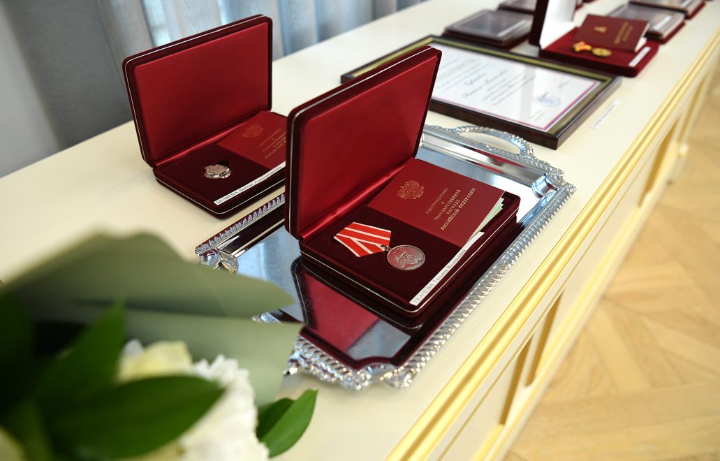 Виталий Королев в преддверии 8 марта наградил жительниц Верхневолжья